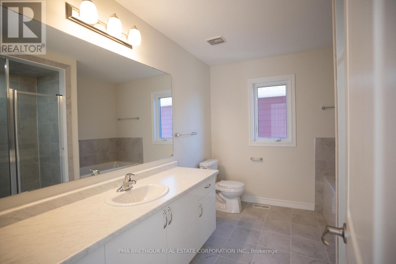 400 Beechwood Forest Lane, Gravenhurst, Ontario  P1P 1A7 - Photo 9 - X12460556