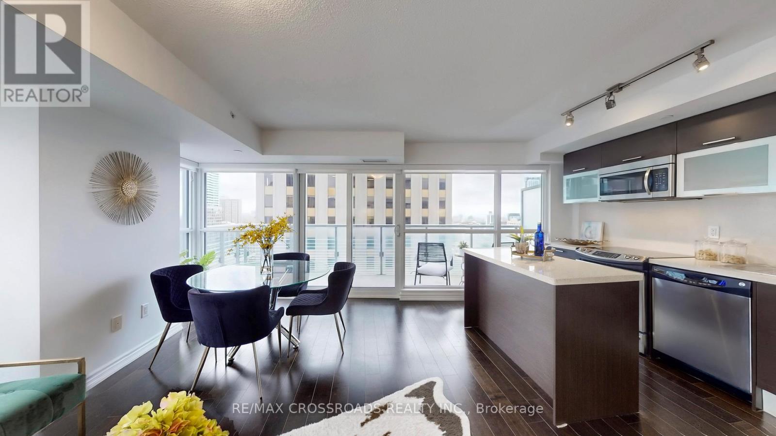 1602 - 386 Yonge Street, Toronto, Ontario  M5B 0A5 - Photo 2 - C12460630