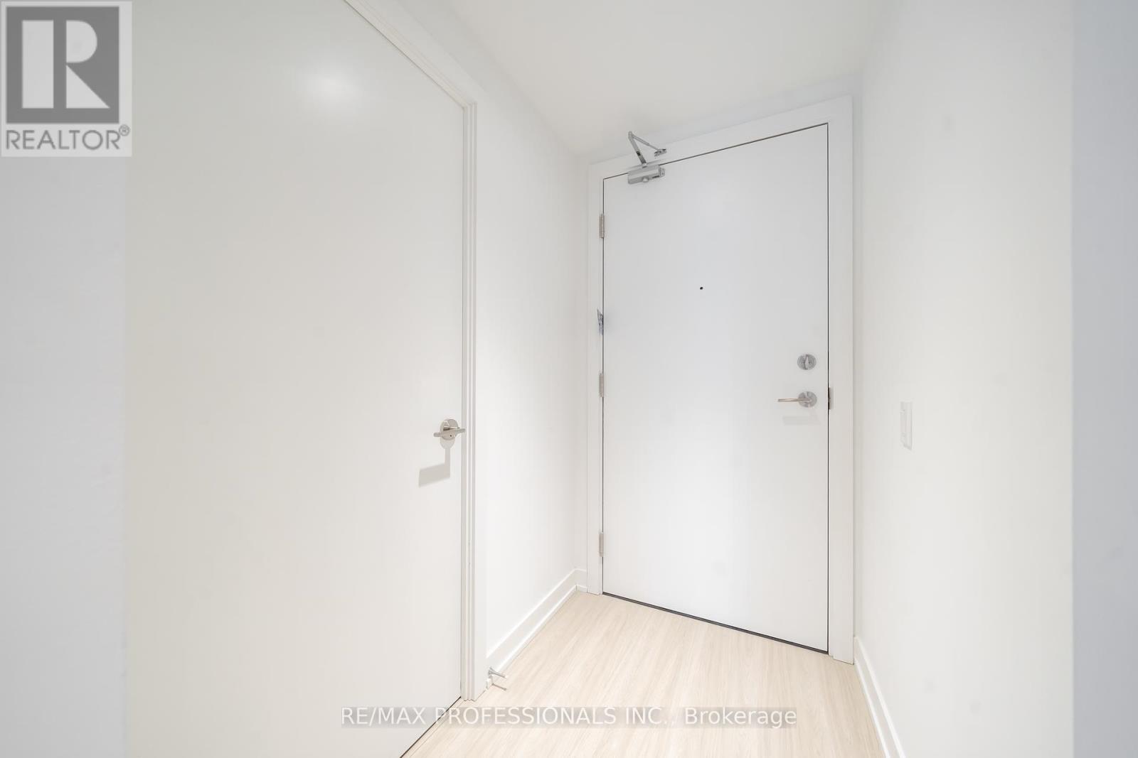 4206 - 8 Wellesley Street W, Toronto, Ontario  M4Y 1E7 - Photo 5 - C12460710