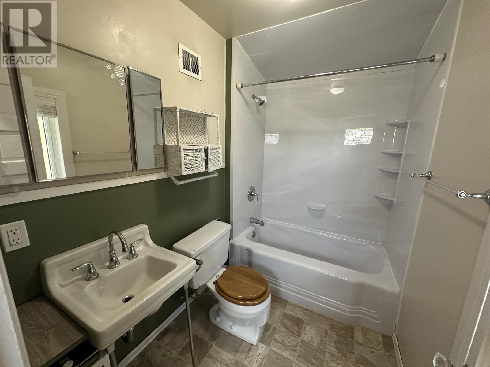 400 Third St S, Kenora, Ontario  P9N 1J1 - Photo 4 - TB253201