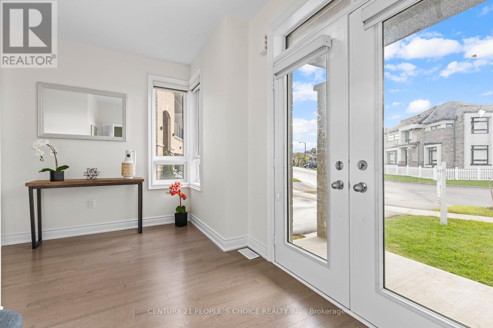 52 Coldwell Bay Circle, Vaughan, Ontario  L0J 1C0 - Photo 5 - N12460599