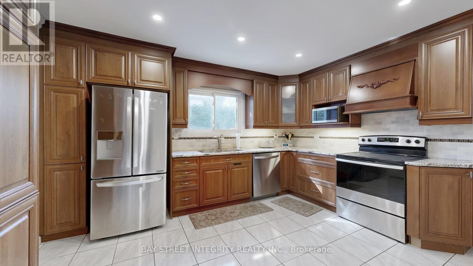 904 Wayne Drive, Newmarket, Ontario  L3Y 5T8 - Photo 10 - N12460726