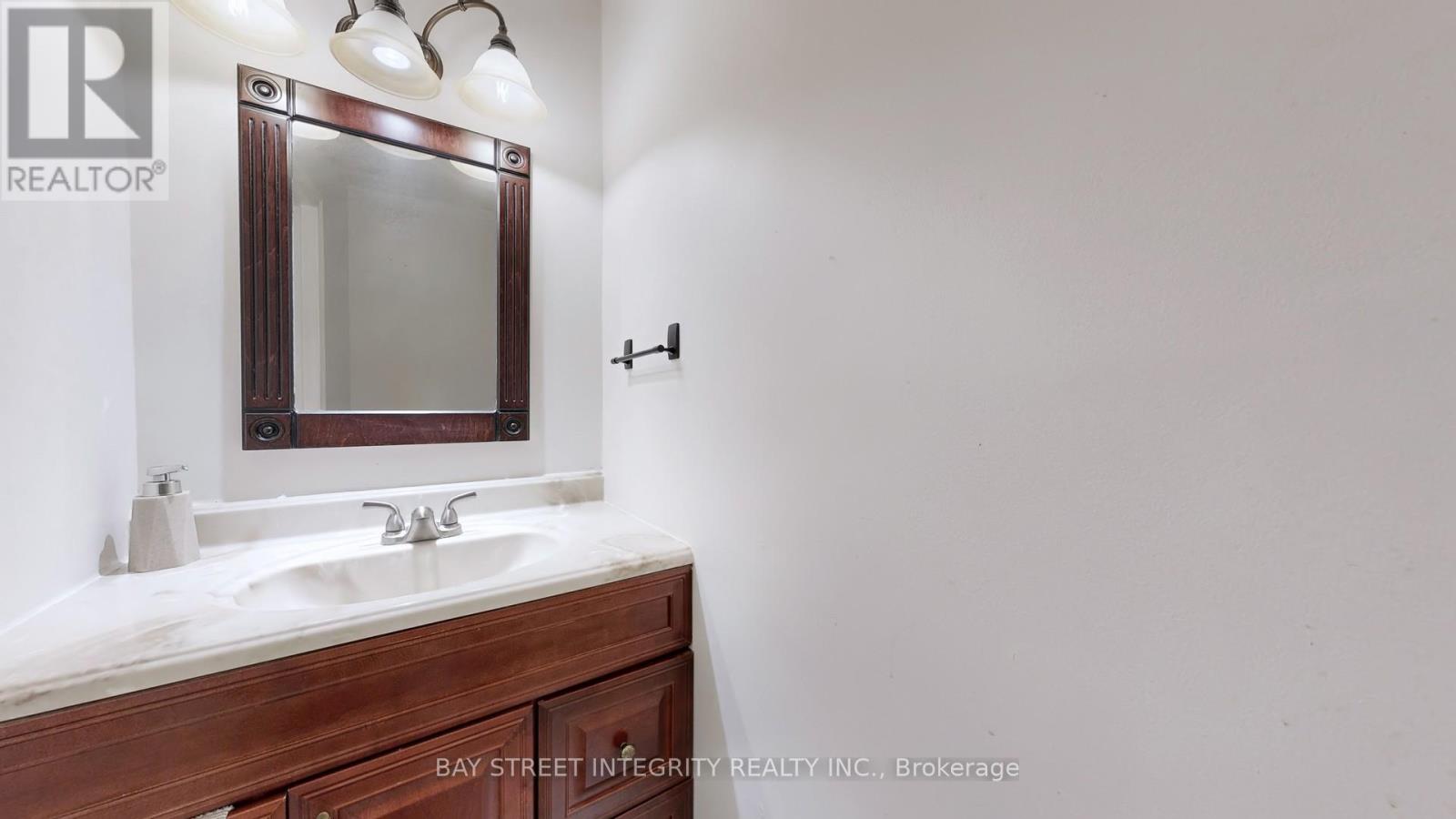 904 Wayne Drive, Newmarket, Ontario  L3Y 5T8 - Photo 11 - N12460726