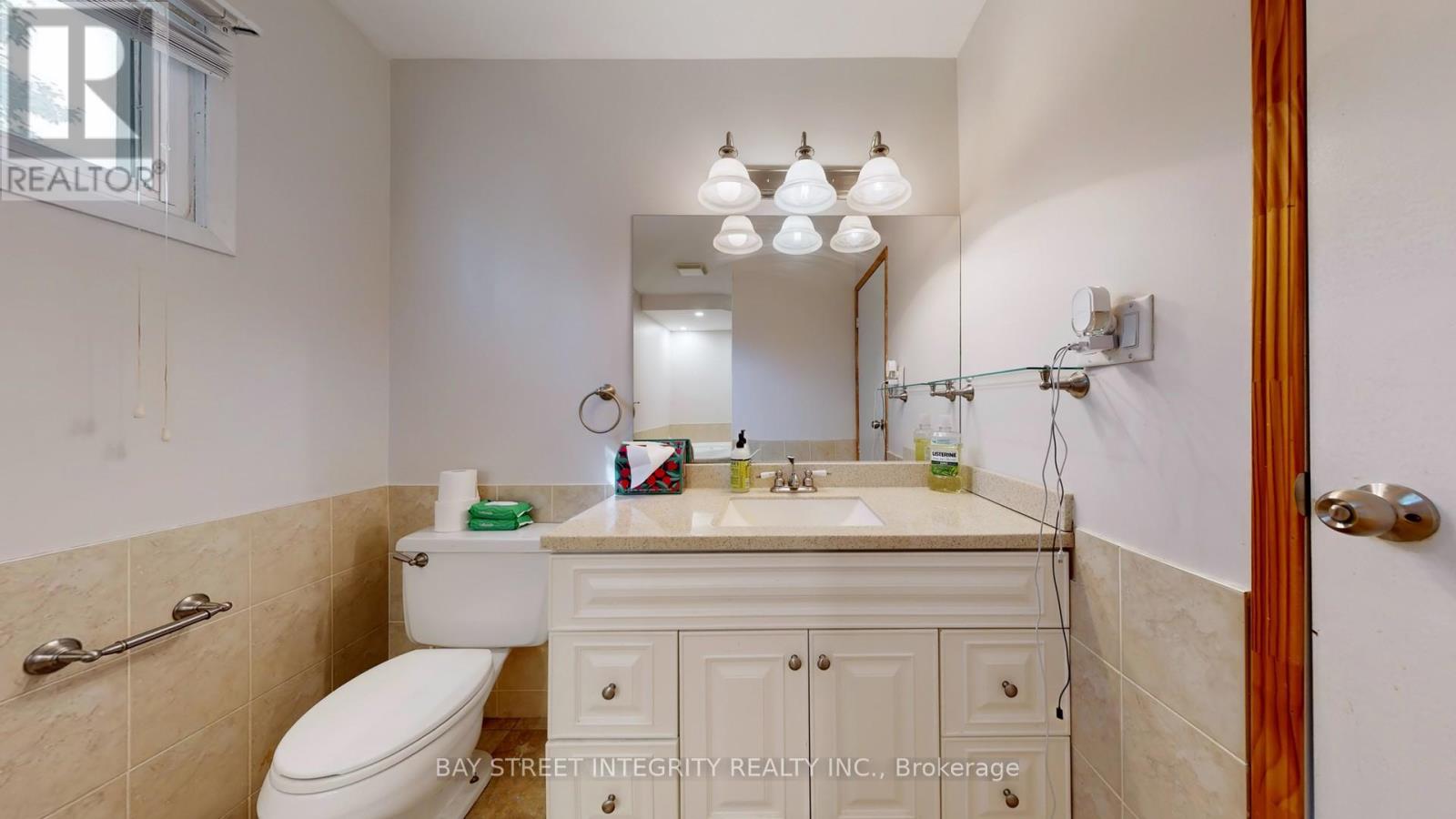 904 Wayne Drive, Newmarket, Ontario  L3Y 5T8 - Photo 15 - N12460726