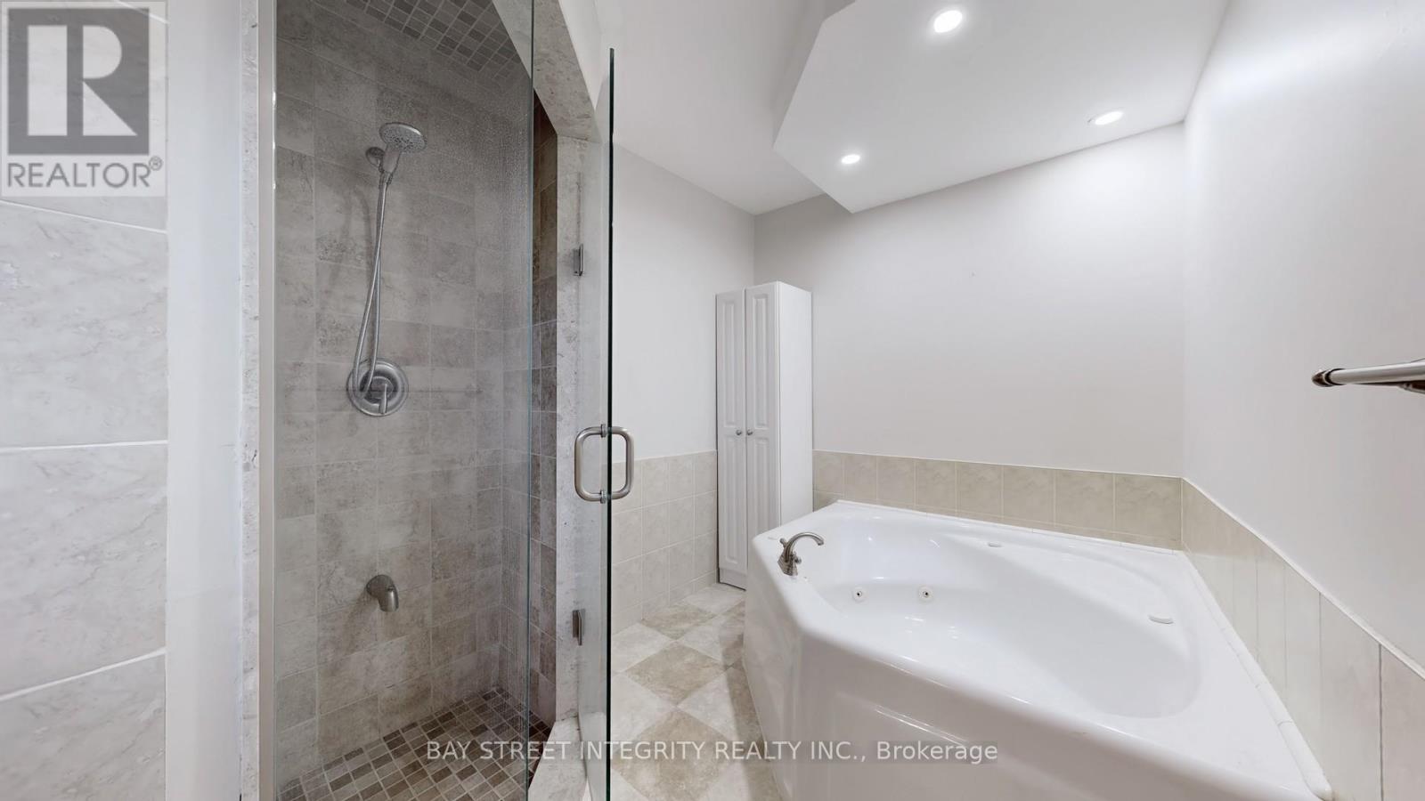 904 Wayne Drive, Newmarket, Ontario  L3Y 5T8 - Photo 16 - N12460726