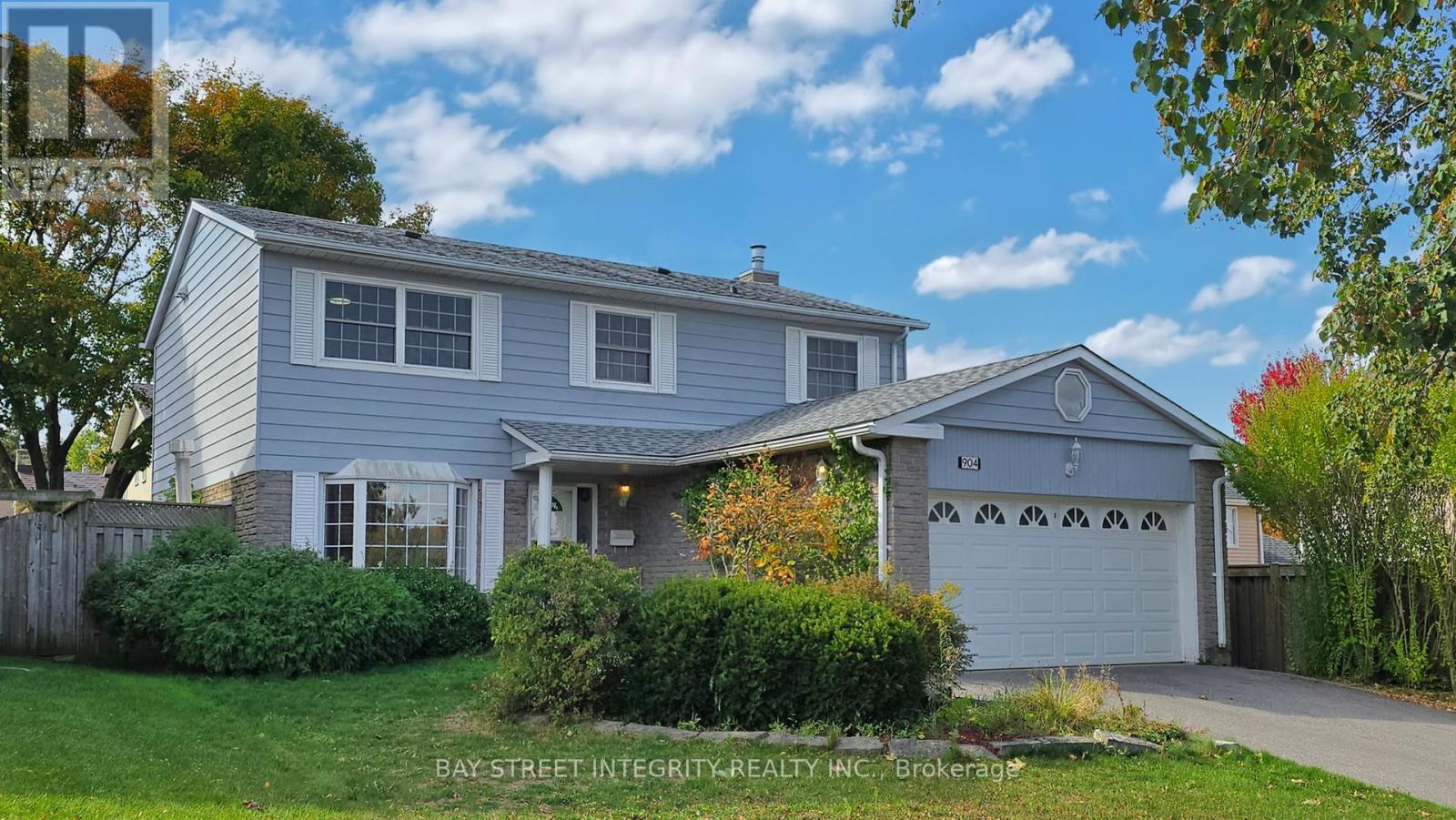 904 Wayne Drive, Newmarket, Ontario  L3Y 5T8 - Photo 2 - N12460726