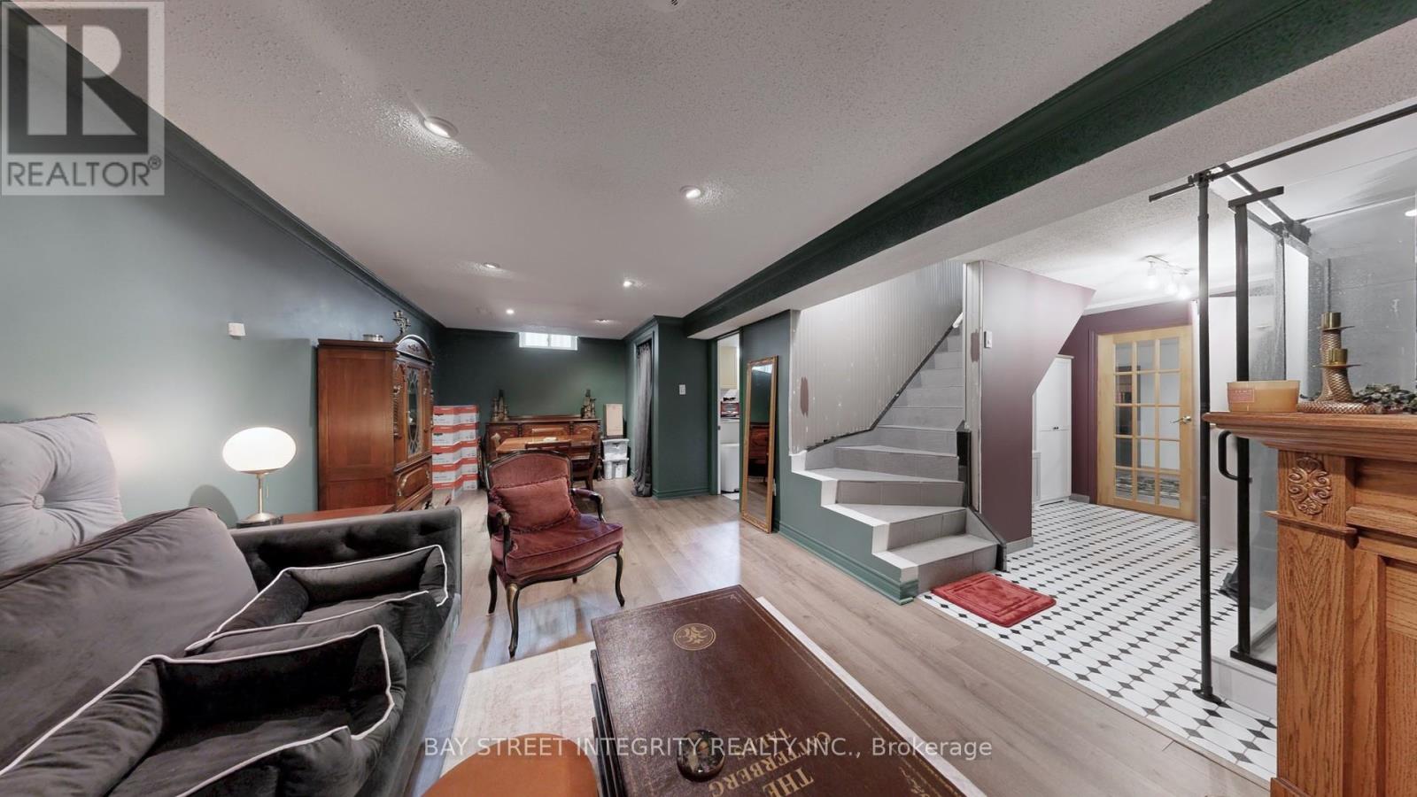 904 Wayne Drive, Newmarket, Ontario  L3Y 5T8 - Photo 24 - N12460726