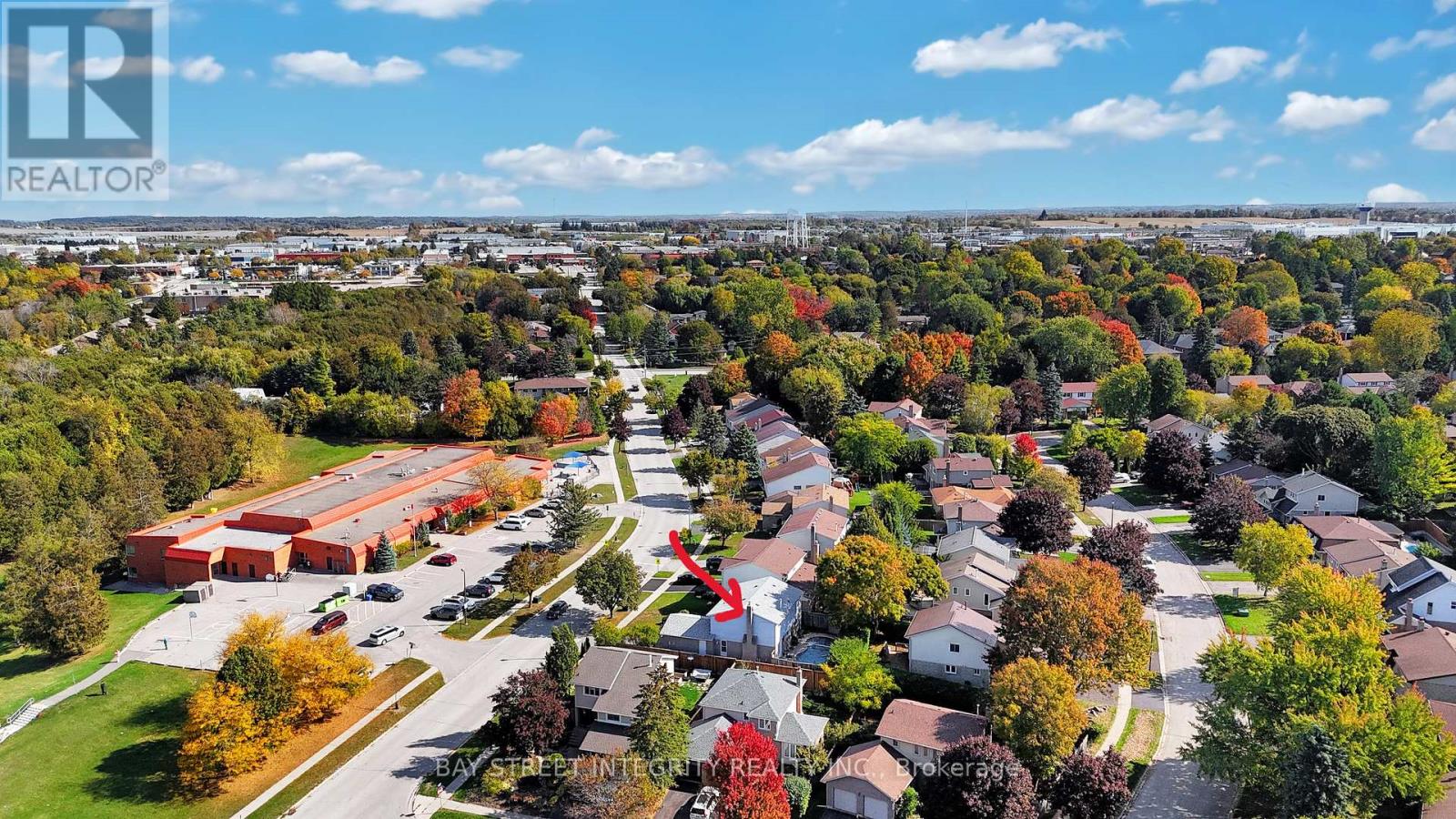 904 Wayne Drive, Newmarket, Ontario  L3Y 5T8 - Photo 3 - N12460726