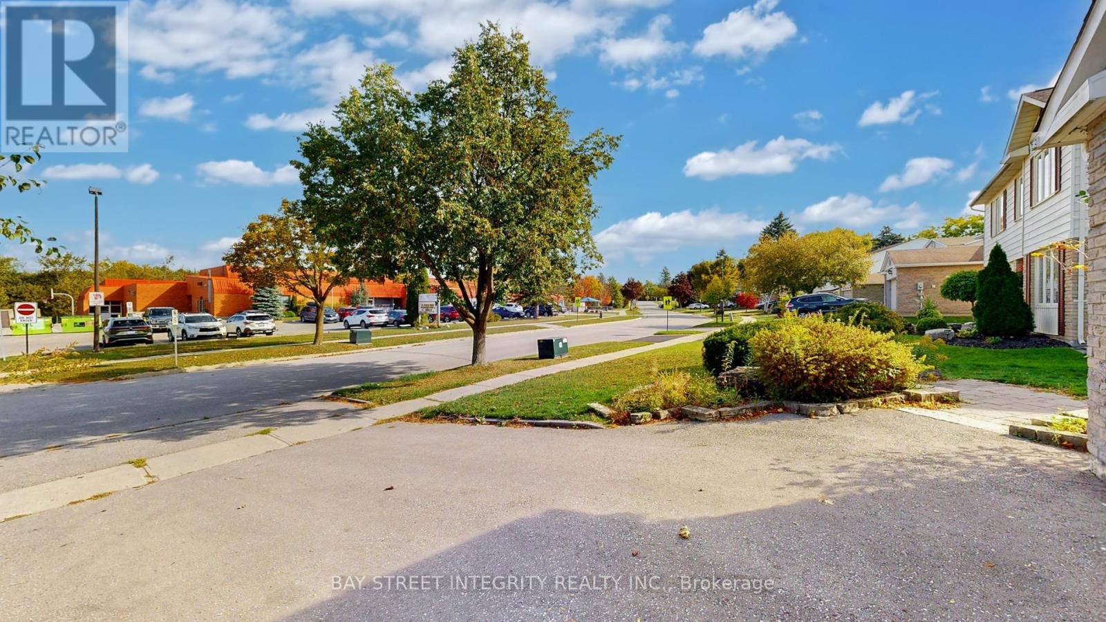 904 Wayne Drive, Newmarket, Ontario  L3Y 5T8 - Photo 4 - N12460726