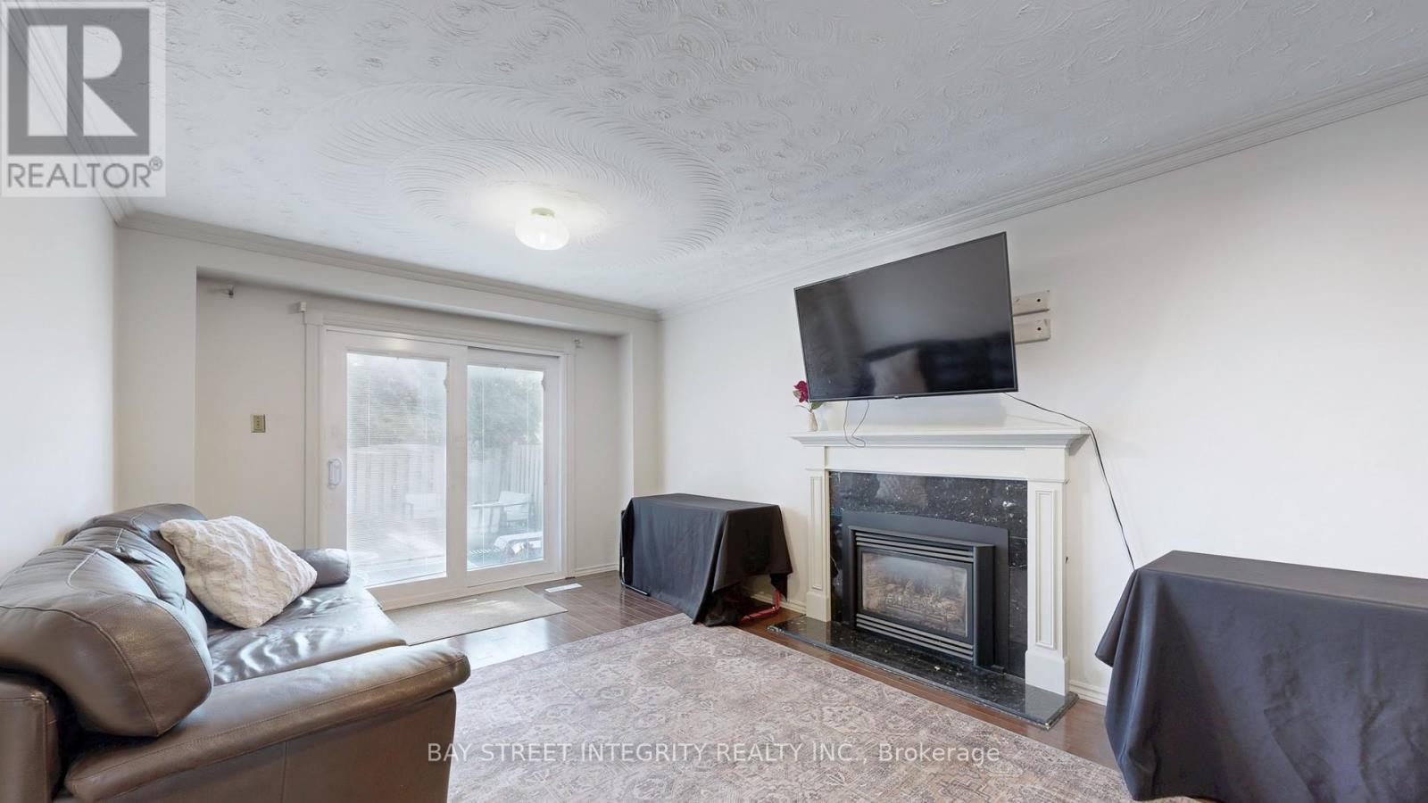 904 Wayne Drive, Newmarket, Ontario  L3Y 5T8 - Photo 6 - N12460726