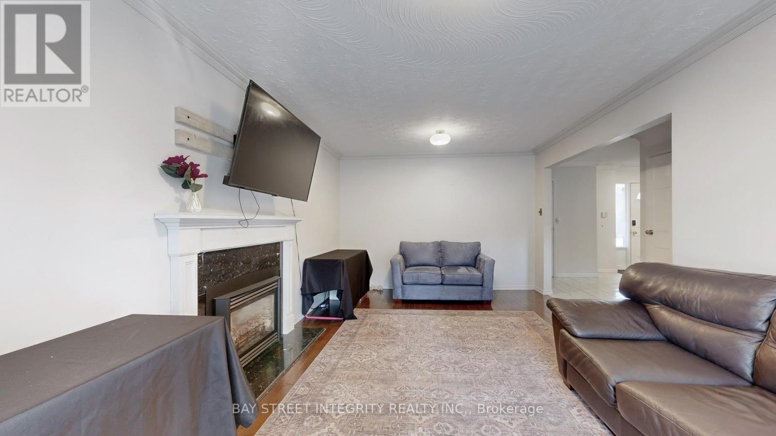 904 Wayne Drive, Newmarket, Ontario  L3Y 5T8 - Photo 7 - N12460726