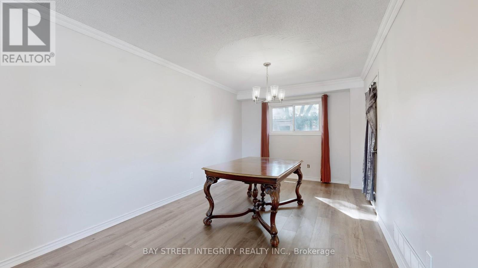 904 Wayne Drive, Newmarket, Ontario  L3Y 5T8 - Photo 8 - N12460726