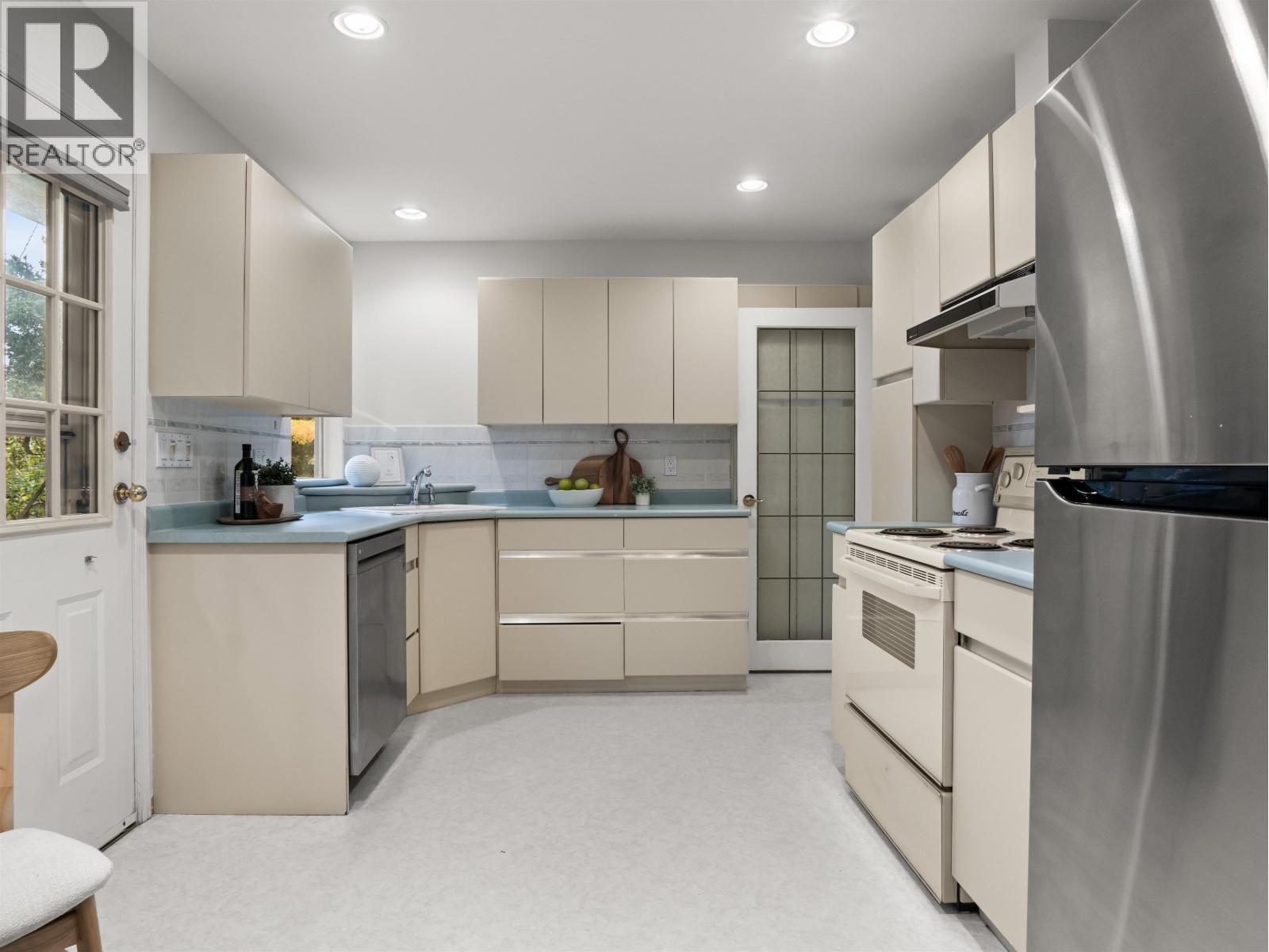 651 Kerry Place, North Vancouver, British Columbia  V7N 2Y6 - Photo 8 - R3057879