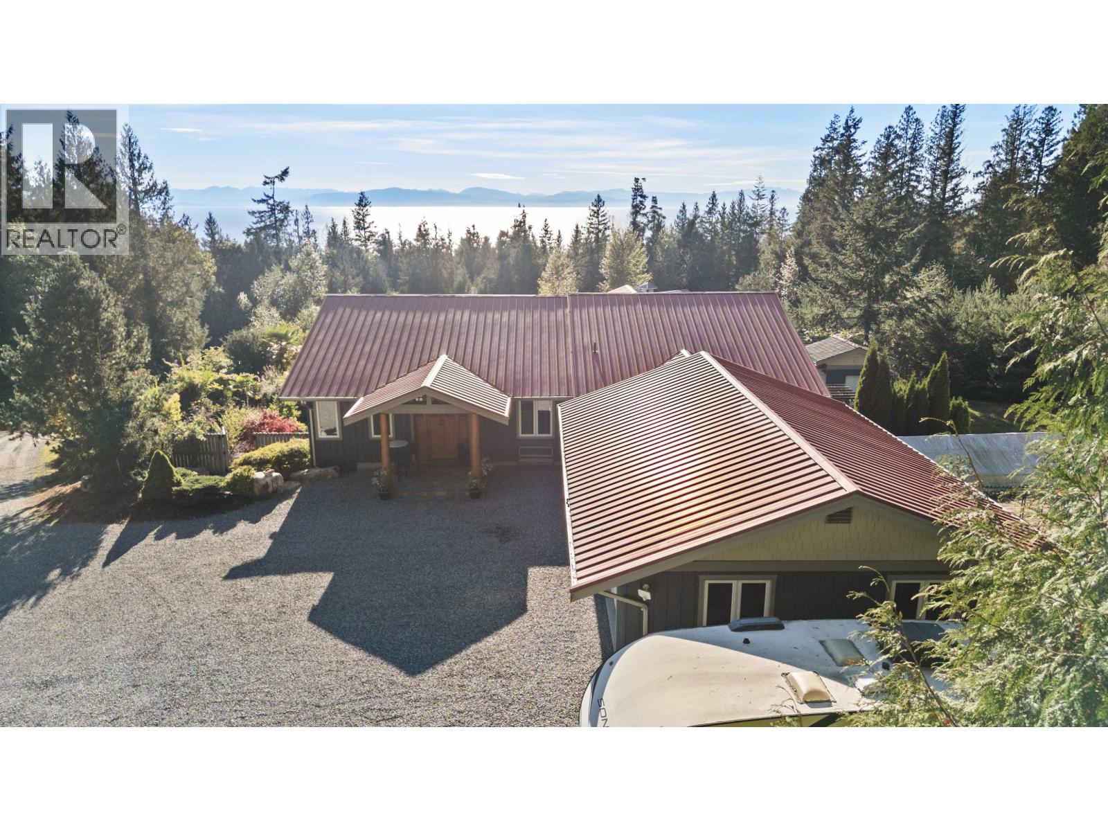 2440 Sunshine Coast Highway, Roberts Creek, British Columbia  V0N 2W5 - Photo 1 - R3057925