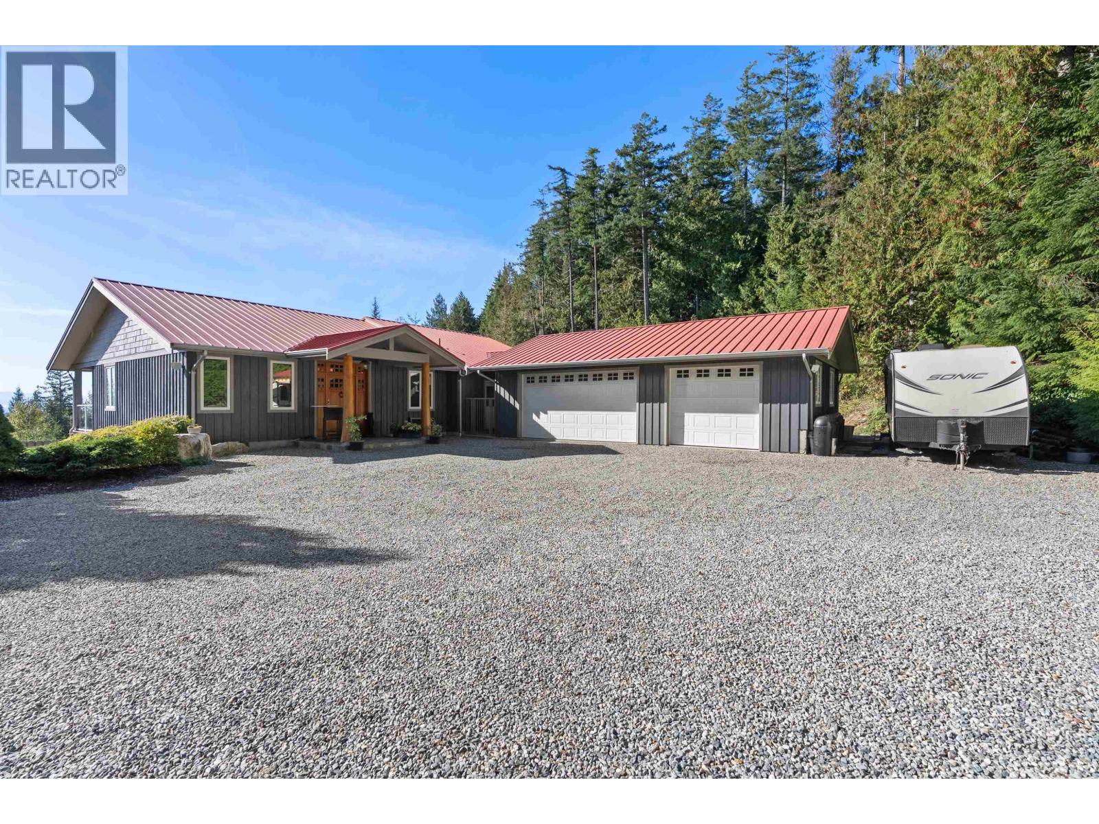 2440 Sunshine Coast Highway, Roberts Creek, British Columbia  V0N 2W5 - Photo 2 - R3057925