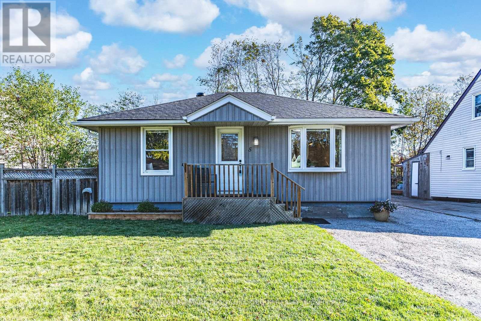 5 Newton Street, Barrie, Ontario  L4M 3N2 - Photo 1 - S12460679