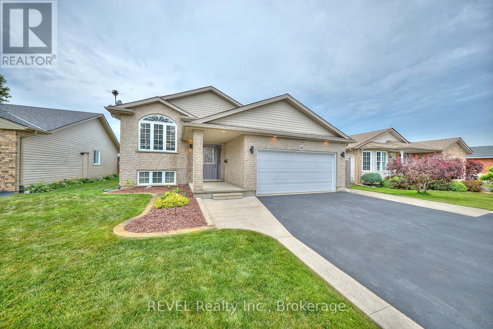 43 Rochelle Crescent, Fort Erie, Ontario  L0S 1N0 - Photo 2 - X12255376