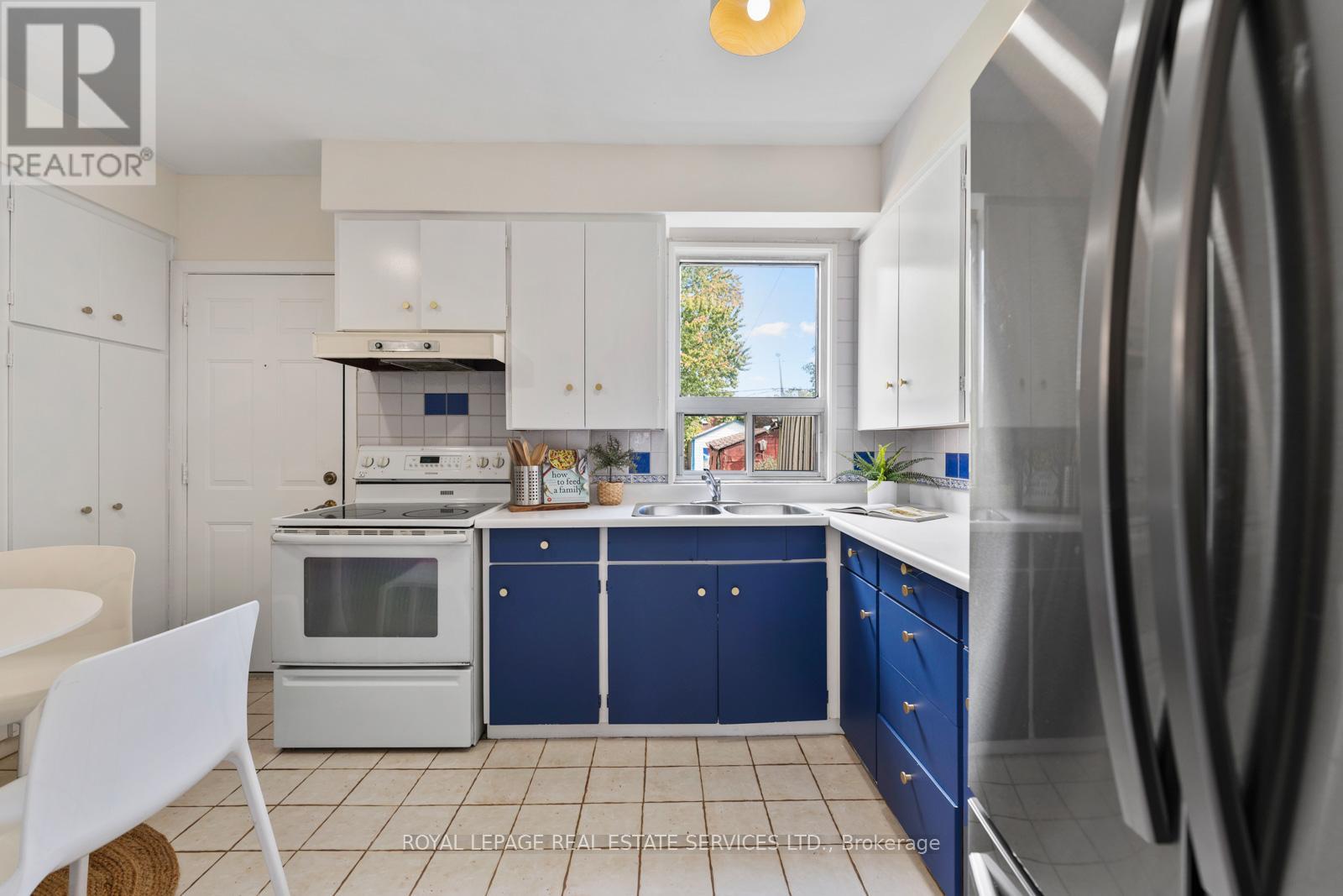 561 Beresford Avenue, Toronto, Ontario  M6S 3C2 - Photo 16 - W12460579