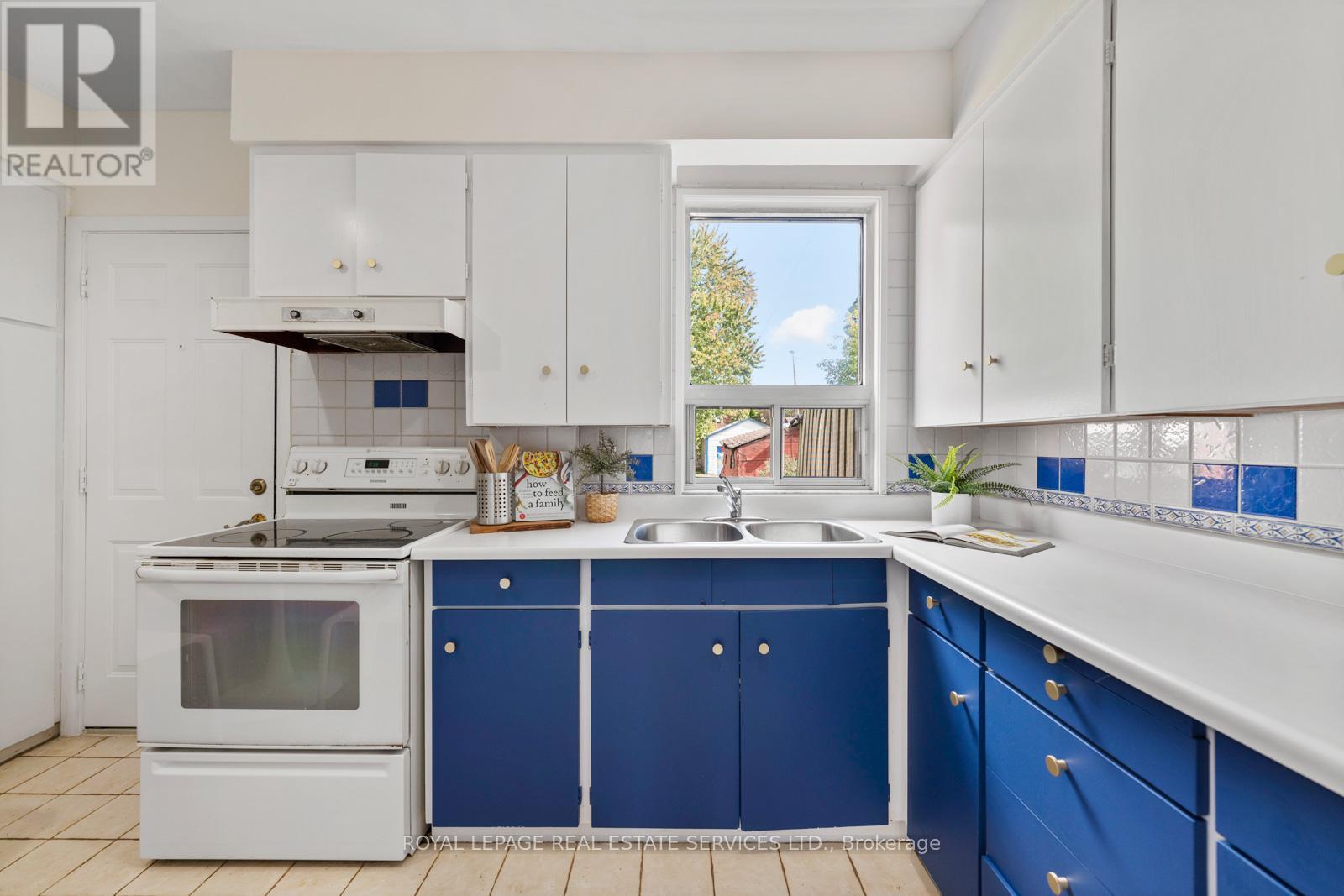 561 Beresford Avenue, Toronto, Ontario  M6S 3C2 - Photo 17 - W12460579