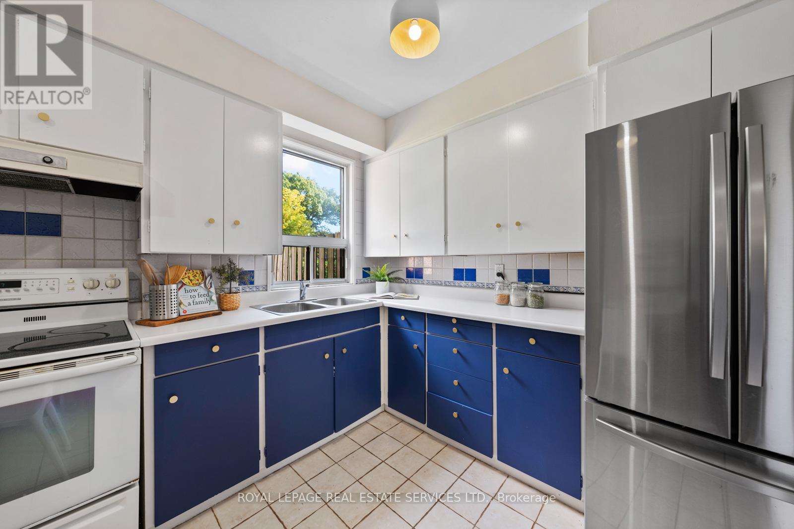 561 Beresford Avenue, Toronto, Ontario  M6S 3C2 - Photo 22 - W12460579