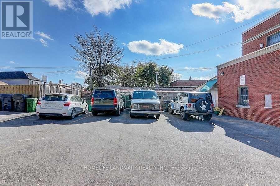 419 Rogers Road, Toronto, Ontario  M6M 4Z8 - Photo 4 - W12460600