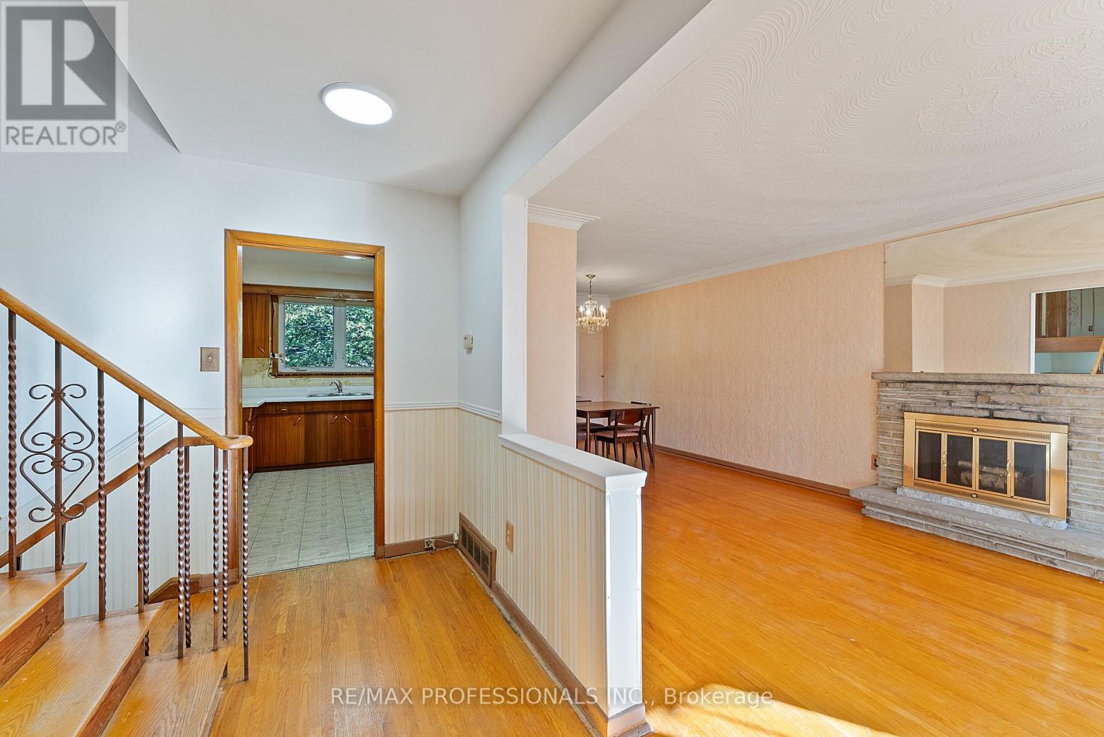 12 Drury Lane, Toronto, Ontario  M9P 1P7 - Photo 11 - W12460605