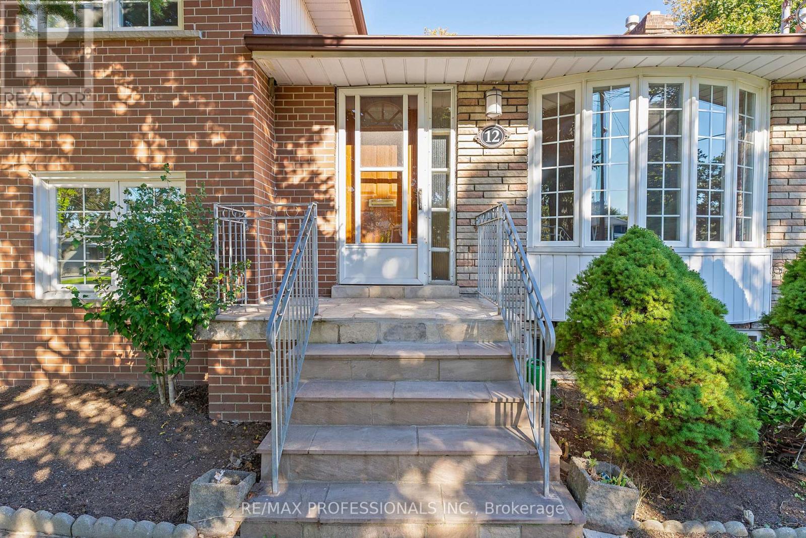 12 Drury Lane, Toronto, Ontario  M9P 1P7 - Photo 4 - W12460605