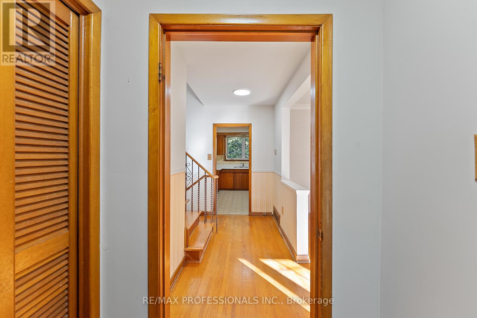 12 Drury Lane, Toronto, Ontario  M9P 1P7 - Photo 9 - W12460605