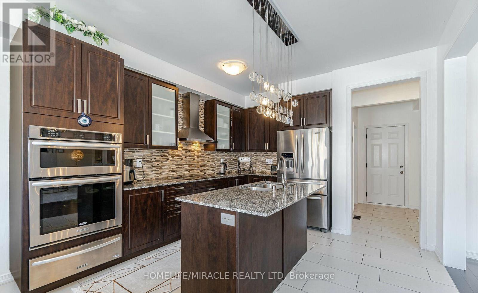 Main - 5 Felix Close, Brampton, Ontario  L7A 4K4 - Photo 14 - W12460617
