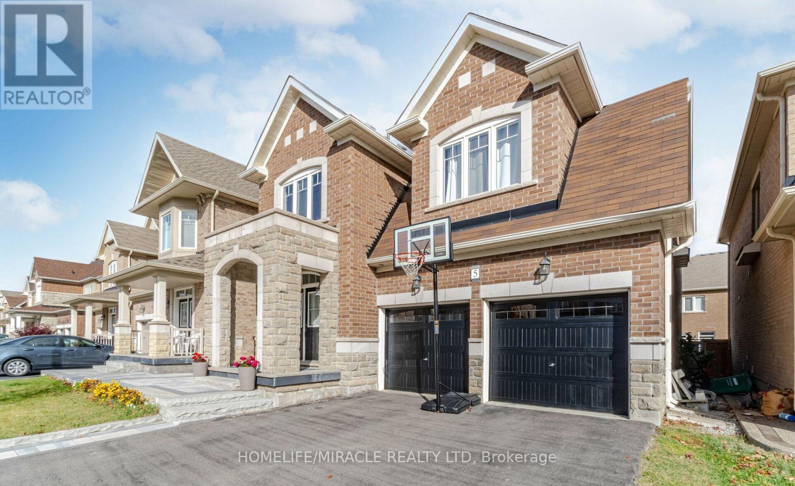 Main - 5 Felix Close, Brampton, Ontario  L7A 4K4 - Photo 2 - W12460617