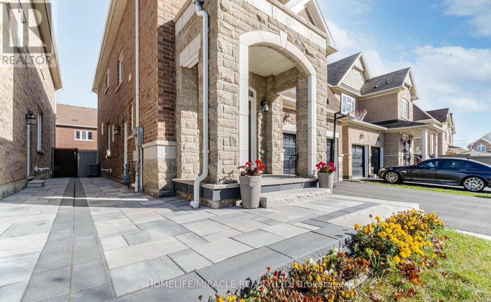 Main - 5 Felix Close, Brampton, Ontario  L7A 4K4 - Photo 3 - W12460617