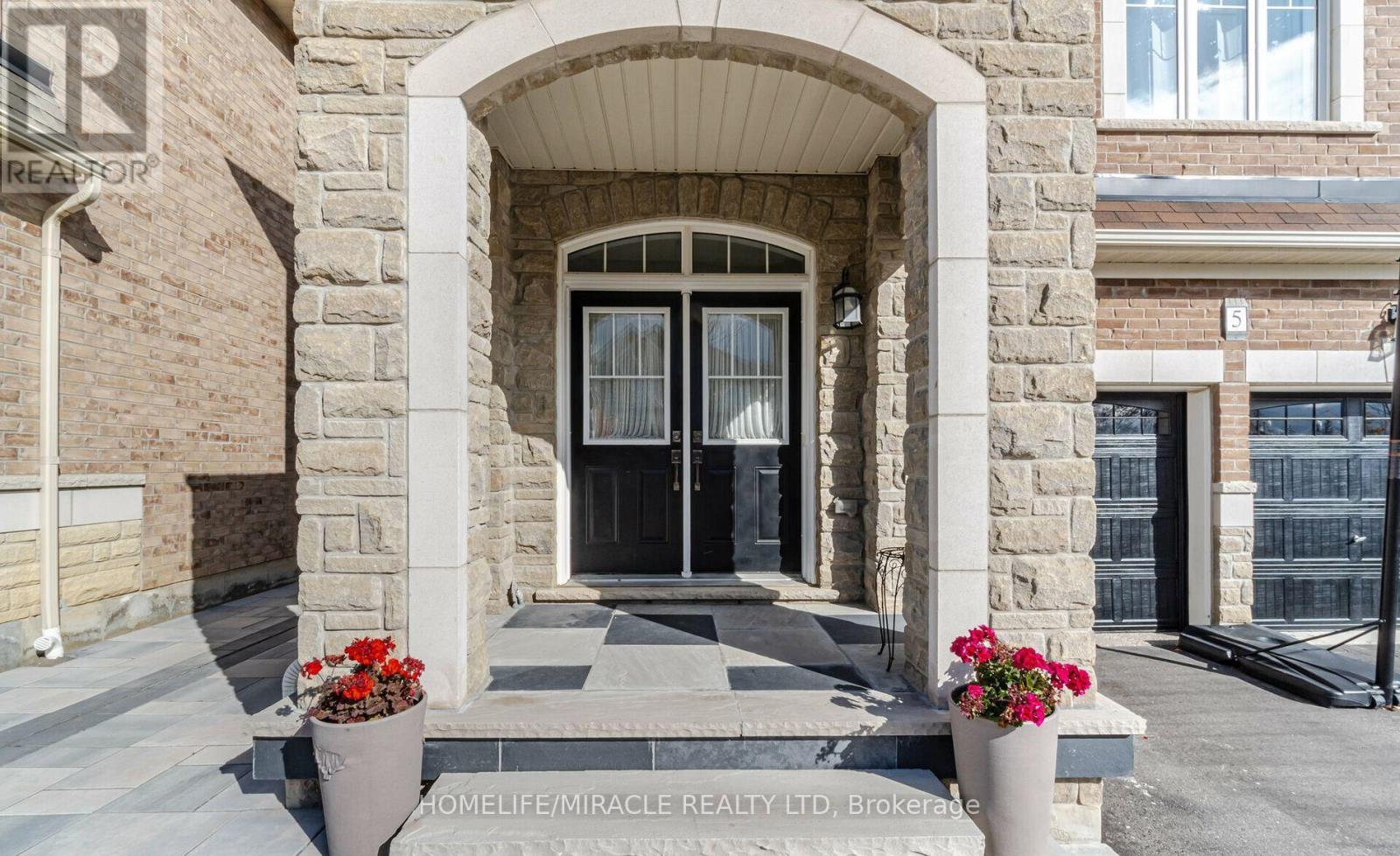 Main - 5 Felix Close, Brampton, Ontario  L7A 4K4 - Photo 4 - W12460617