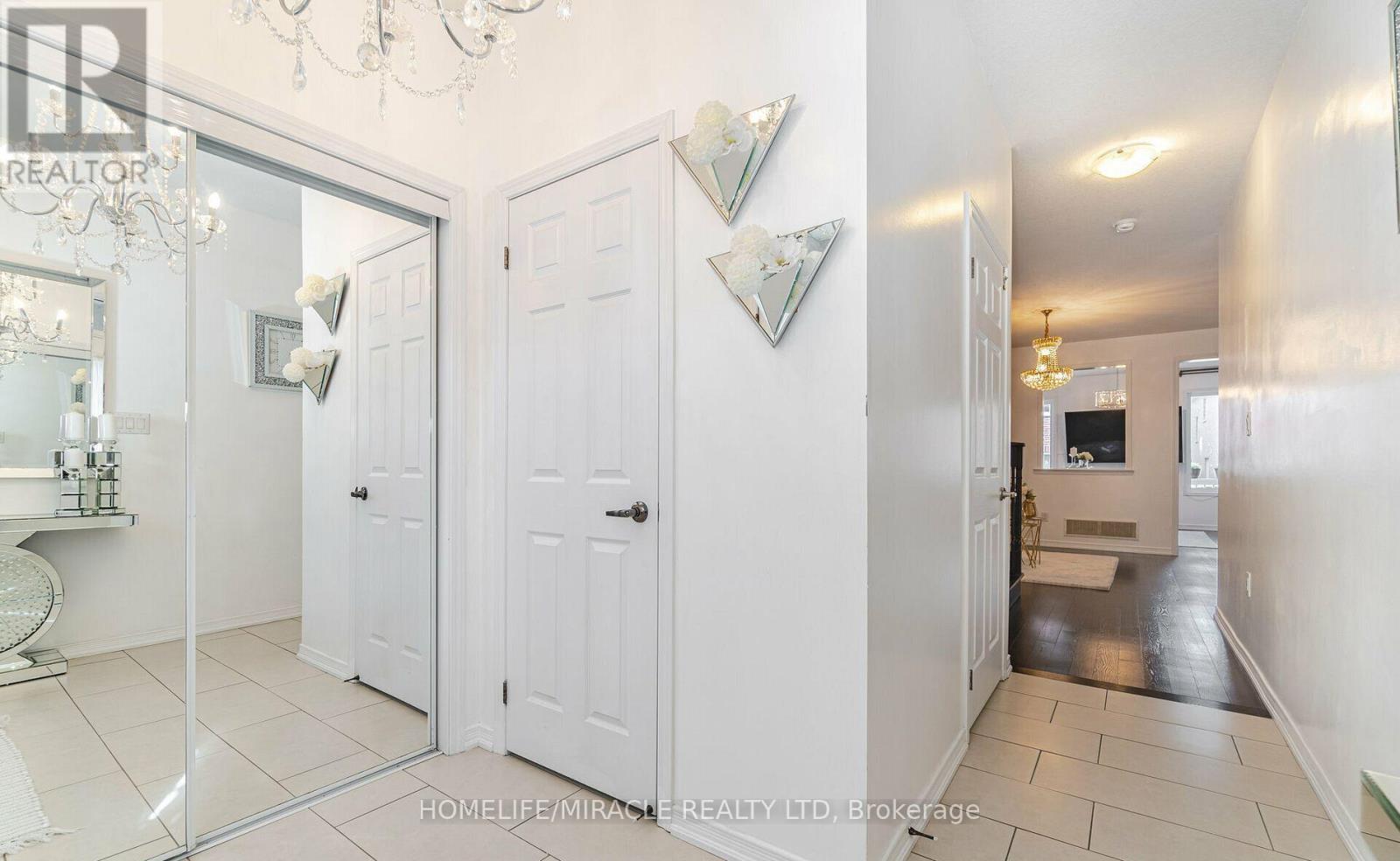 Main - 5 Felix Close, Brampton, Ontario  L7A 4K4 - Photo 6 - W12460617