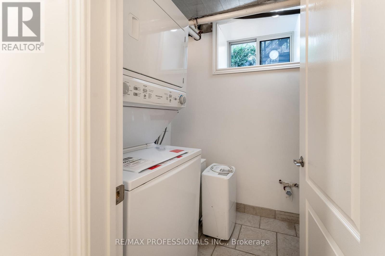 Lower - 34 Monkton Avenue, Toronto, Ontario  M8Z 4N2 - Photo 11 - W12460667