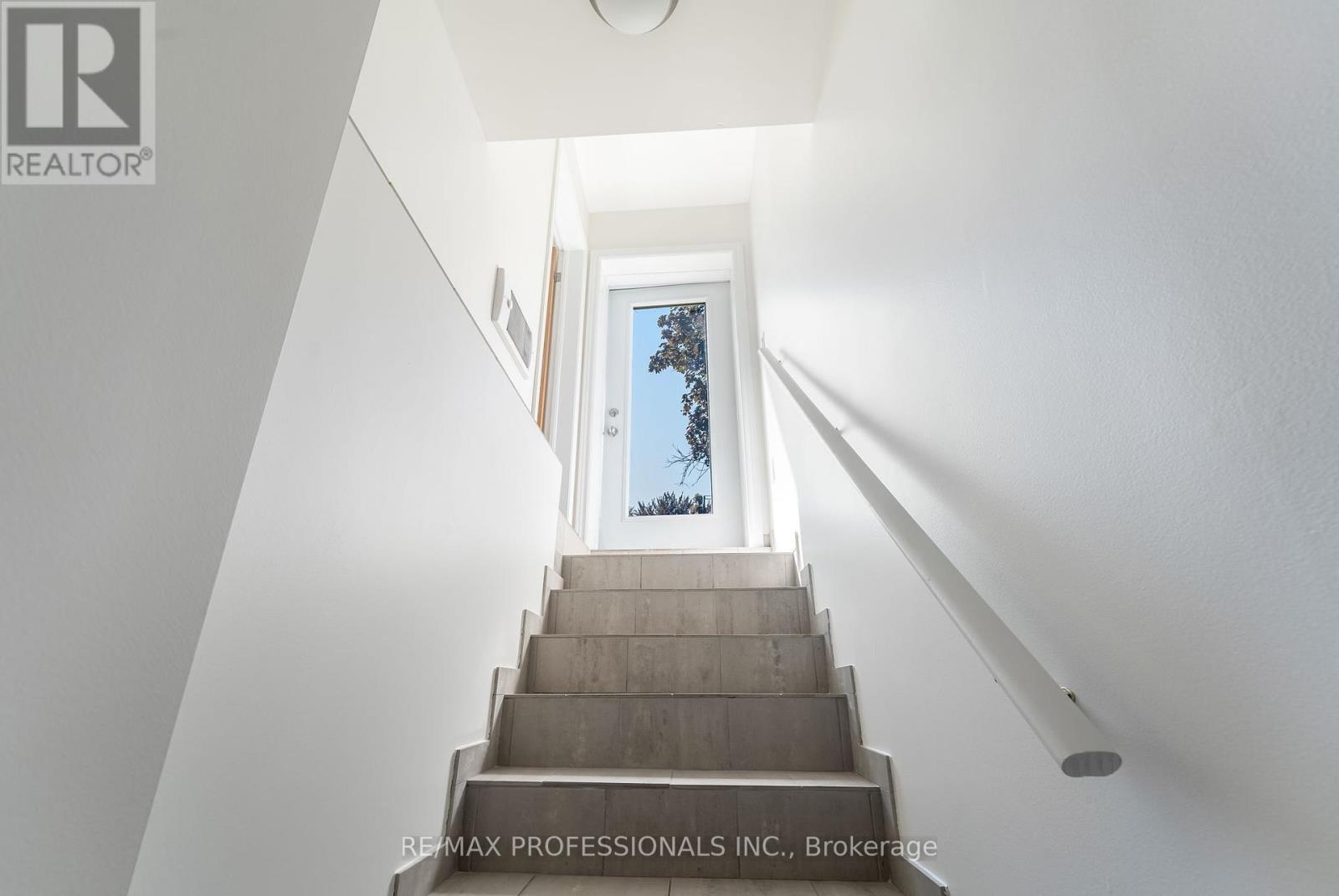 Lower - 34 Monkton Avenue, Toronto, Ontario  M8Z 4N2 - Photo 12 - W12460667