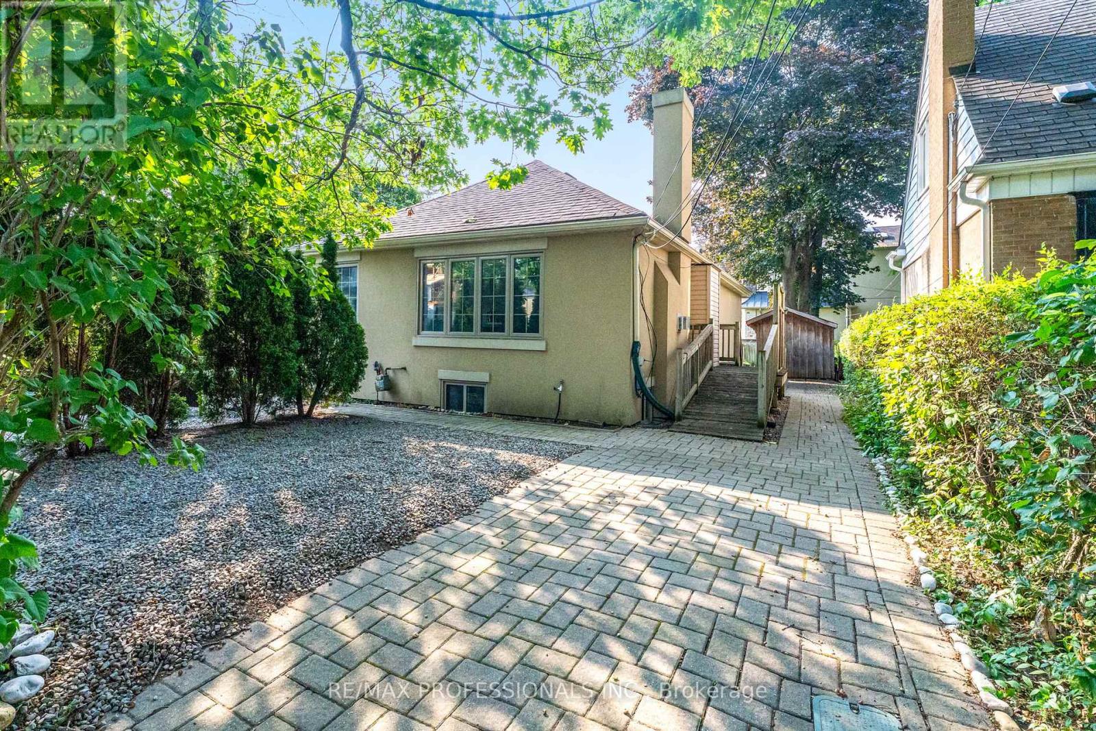 Lower - 34 Monkton Avenue, Toronto, Ontario  M8Z 4N2 - Photo 2 - W12460667