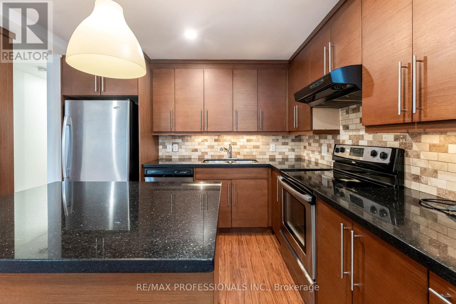 Lower - 34 Monkton Avenue, Toronto, Ontario  M8Z 4N2 - Photo 4 - W12460667