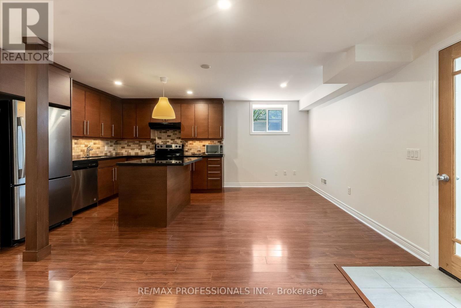 Lower - 34 Monkton Avenue, Toronto, Ontario  M8Z 4N2 - Photo 5 - W12460667