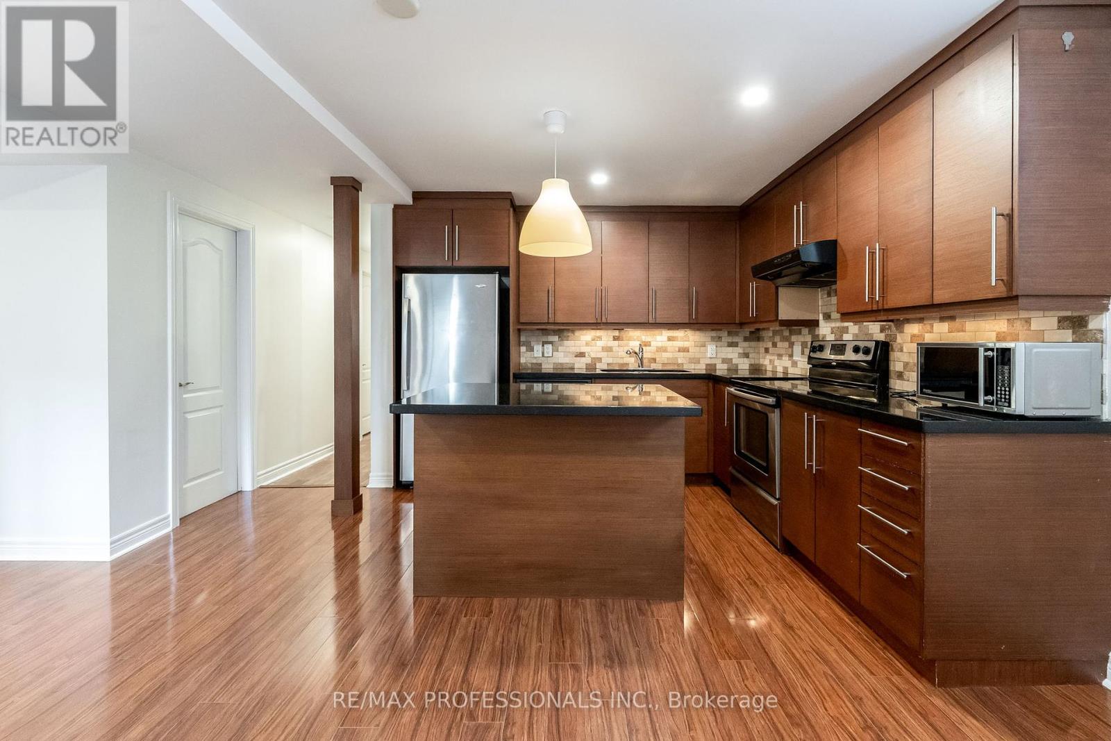 Lower - 34 Monkton Avenue, Toronto, Ontario  M8Z 4N2 - Photo 7 - W12460667