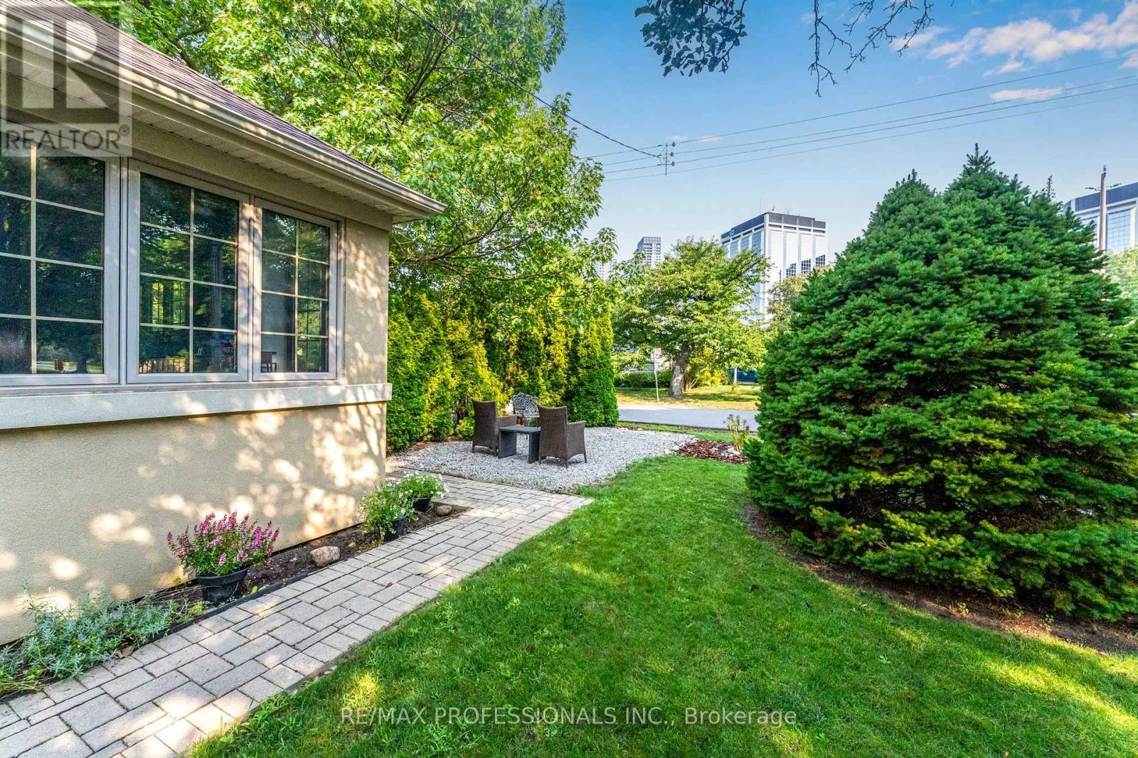 Main - 34 Monkton Avenue, Toronto, Ontario  M8Z 4N2 - Photo 17 - W12460675
