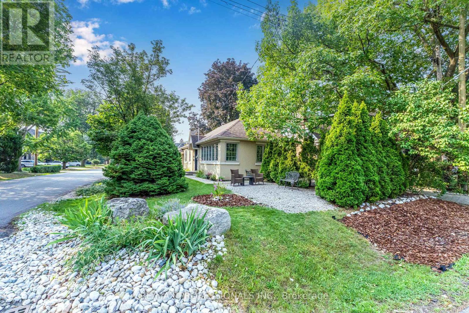 Main - 34 Monkton Avenue, Toronto, Ontario  M8Z 4N2 - Photo 18 - W12460675