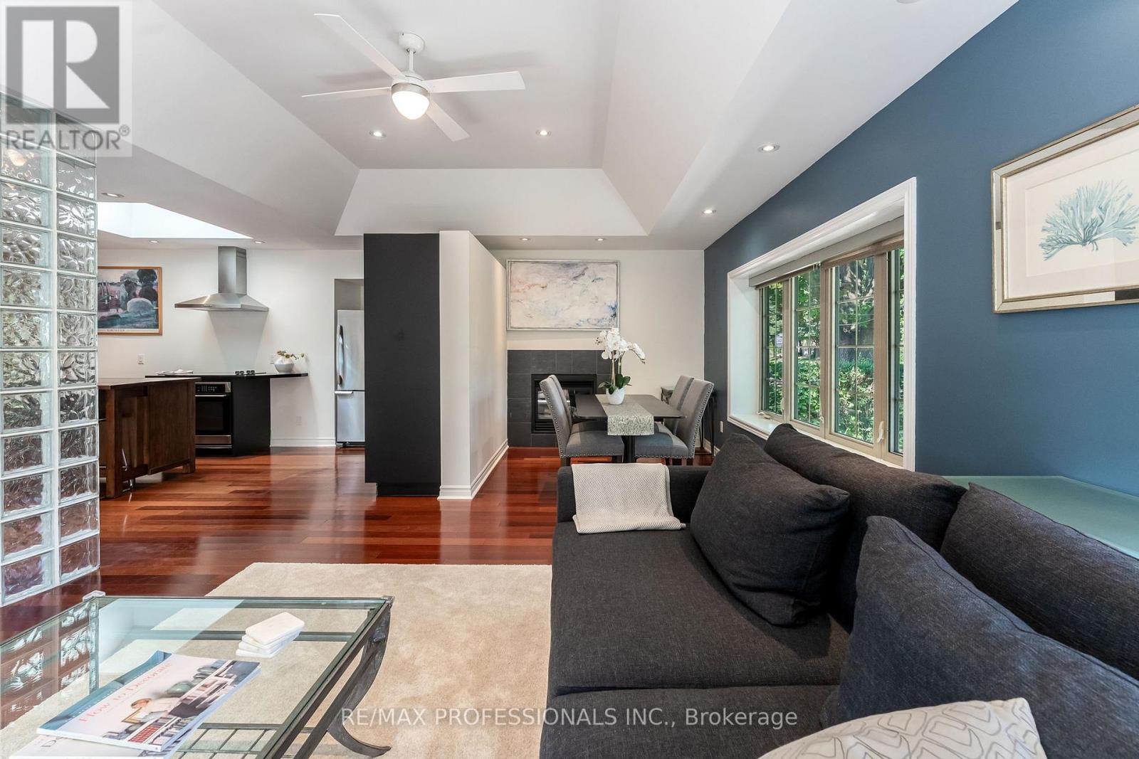 Main - 34 Monkton Avenue, Toronto, Ontario  M8Z 4N2 - Photo 7 - W12460675