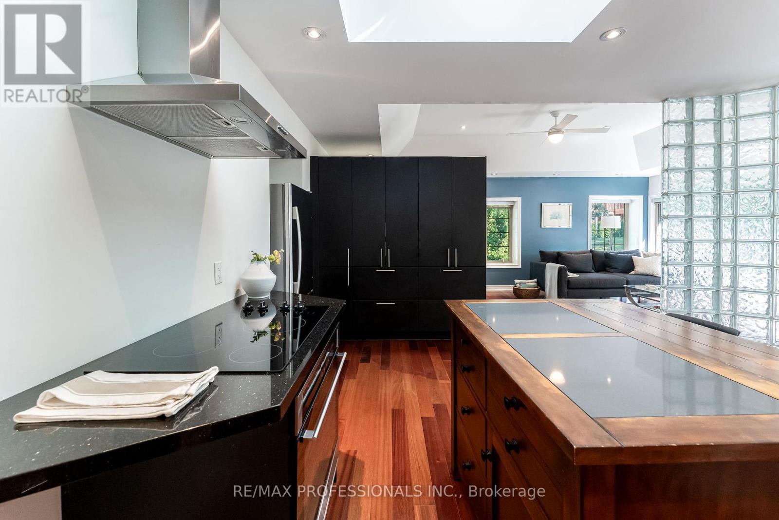 Main - 34 Monkton Avenue, Toronto, Ontario  M8Z 4N2 - Photo 8 - W12460675