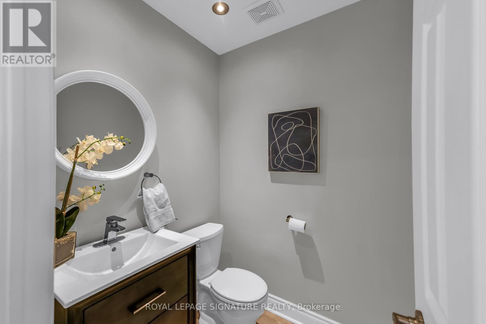 7 Chimes Lane, Toronto, Ontario  M8Y 1G4 - Photo 17 - W12460698