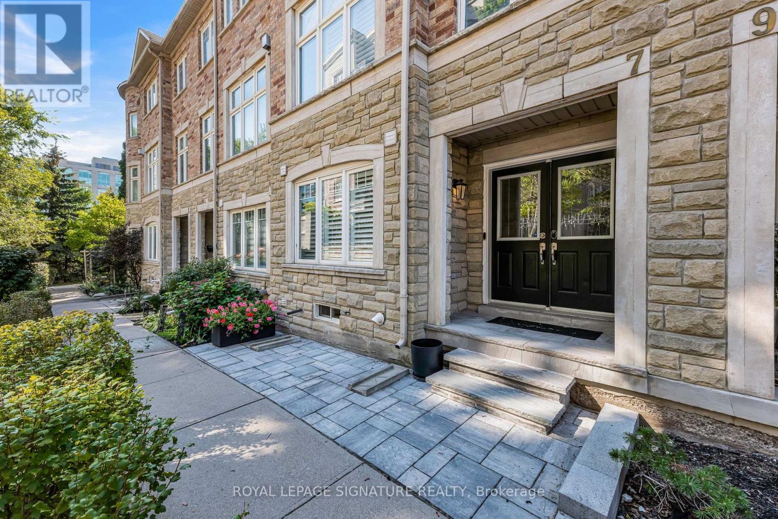 7 Chimes Lane, Toronto, Ontario  M8Y 1G4 - Photo 2 - W12460698