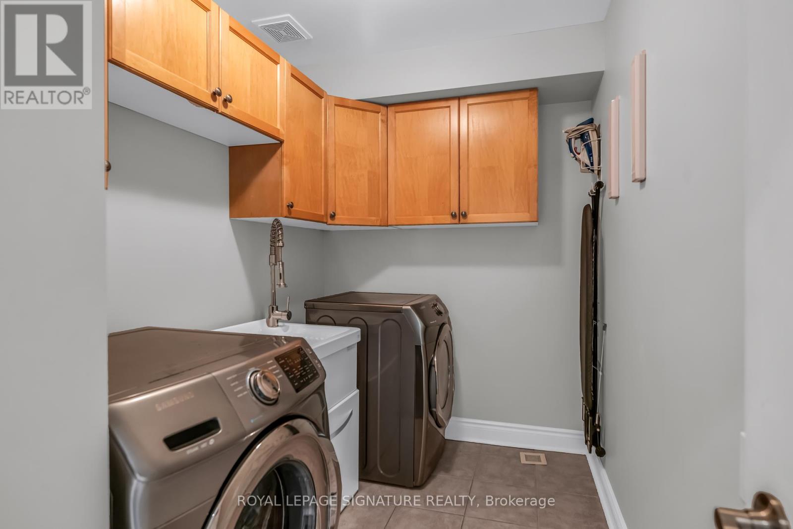 7 Chimes Lane, Toronto, Ontario  M8Y 1G4 - Photo 35 - W12460698