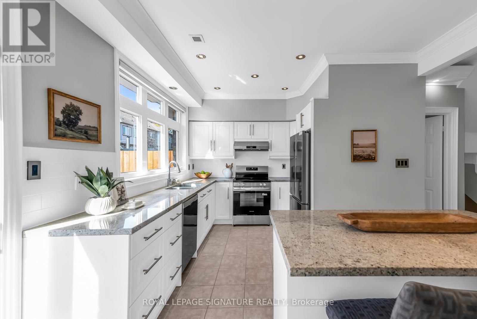 7 Chimes Lane, Toronto, Ontario  M8Y 1G4 - Photo 4 - W12460698