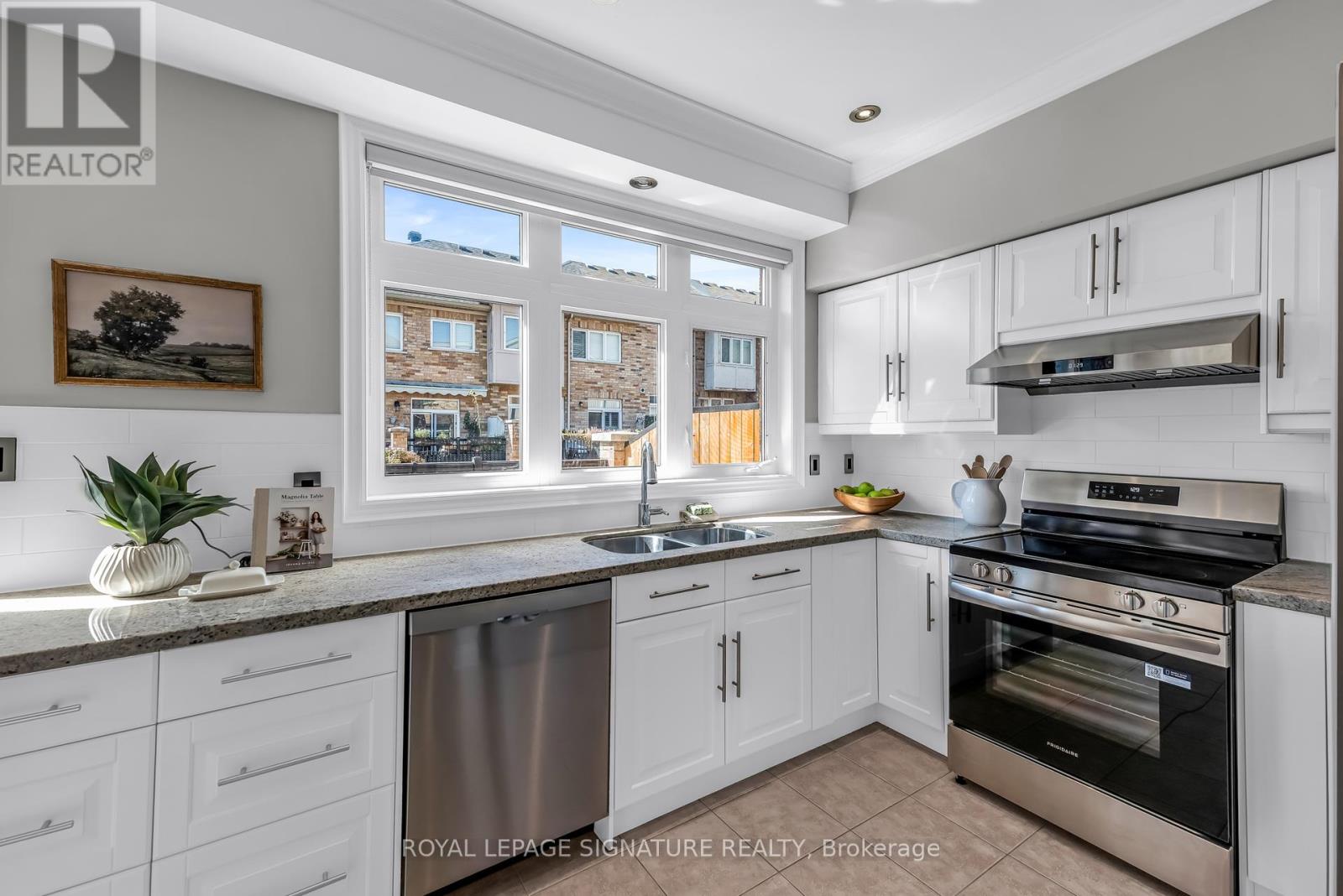 7 Chimes Lane, Toronto, Ontario  M8Y 1G4 - Photo 5 - W12460698