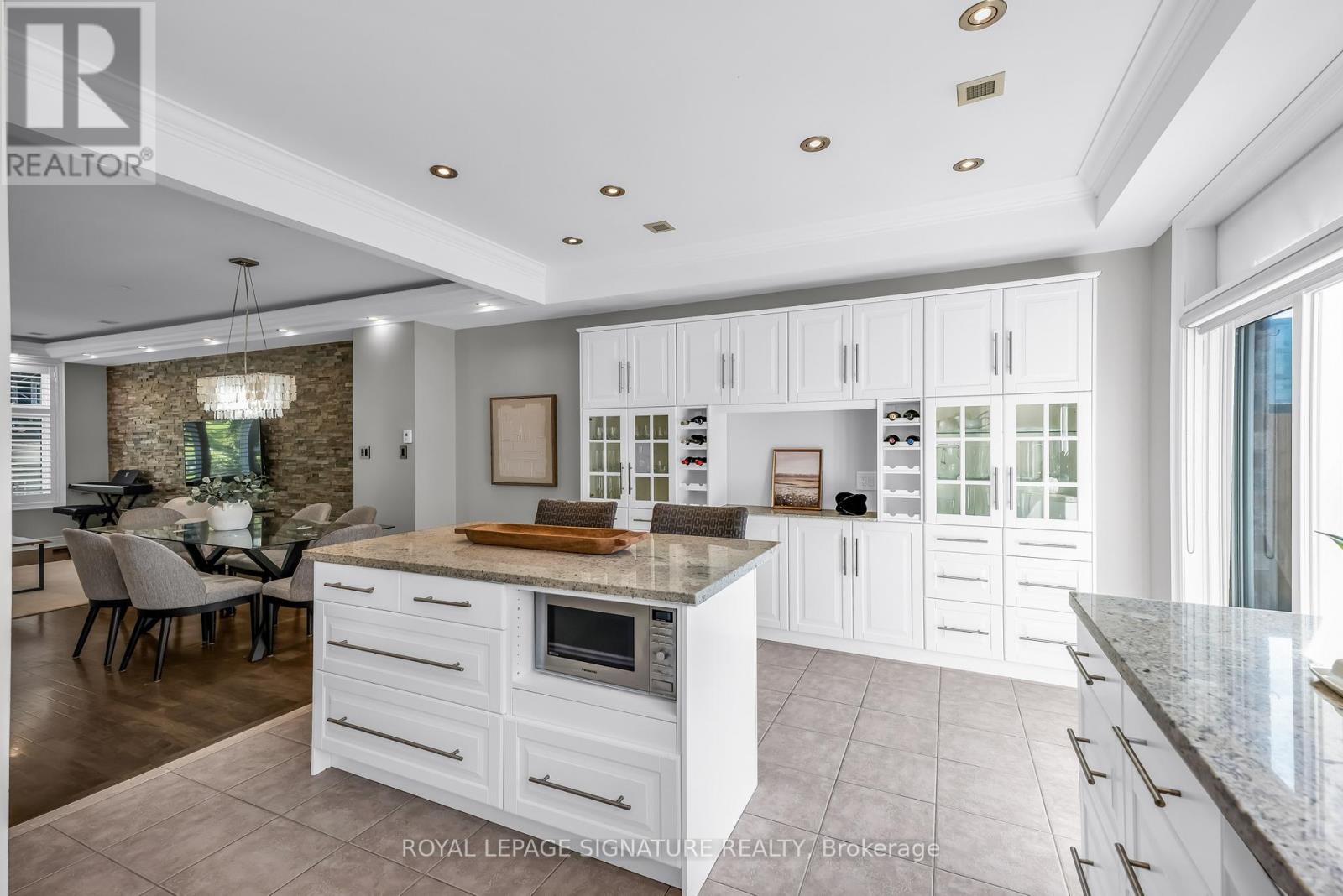 7 Chimes Lane, Toronto, Ontario  M8Y 1G4 - Photo 6 - W12460698