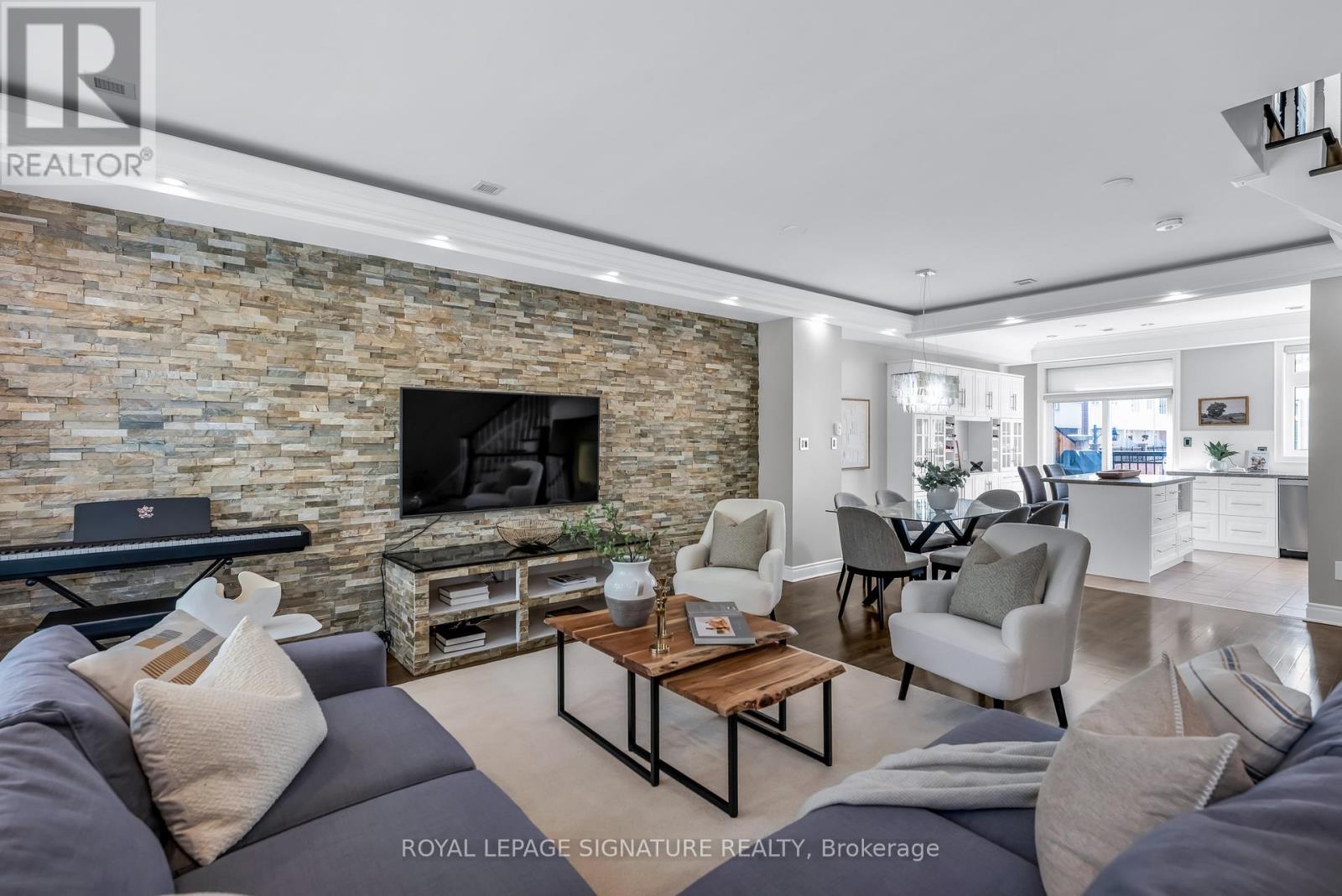 7 Chimes Lane, Toronto, Ontario  M8Y 1G4 - Photo 7 - W12460698
